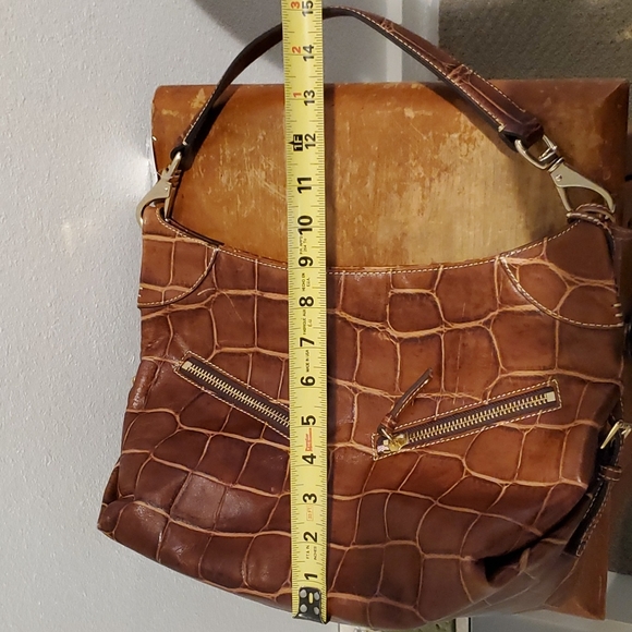 Dooney & Bourke leather purse. Must see - BENEFITS RESCUE DOGS= CLOSET CLOSING - Picture 11 of 16